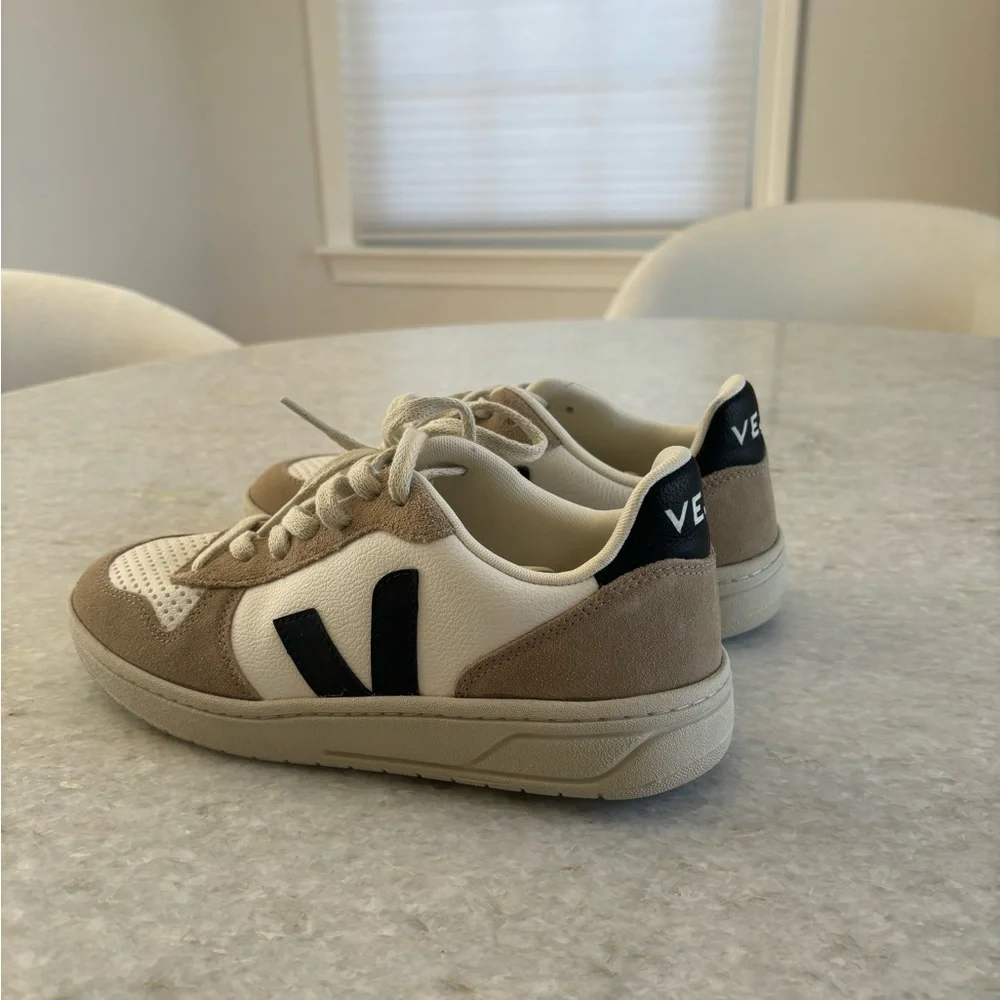 Veja sneakers design lace
